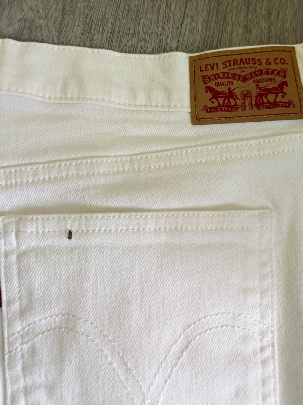 Levi's Women’s White Rolled-Hem Denim Shorts NWOT size 33 - Picture 3 of 5